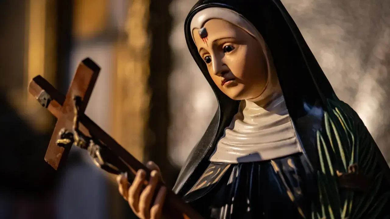 Figurka św. Rity z cierniem na czole i krzyżem w dłoni, symbolizująca jej cierpienie i wiarę.