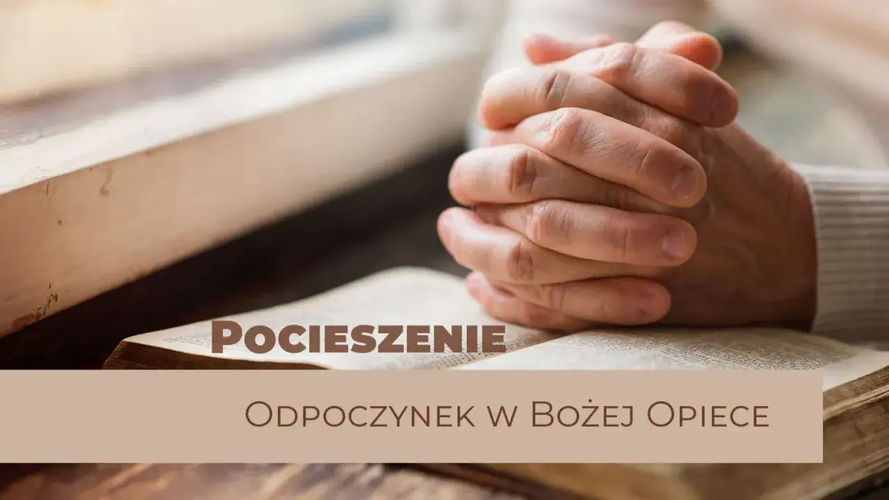 Dłonie złożone w modlitwie nad otwartą Biblią, symbolizujące pocieszenie i odpoczynek w Bożej opiece, nawiązując do psalm 14.