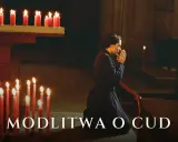 Kobieta klęczy w kościele, dłonie złożone do modlitwy. Płoną świece, tworząc atmosferę nadziei i modlitwy o cud.