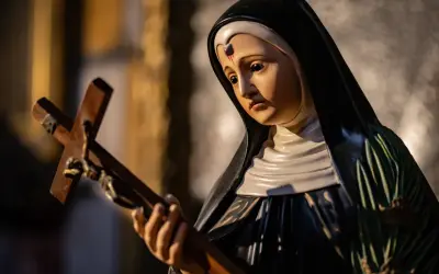 Figurka św. Rity z cierniem na czole i krzyżem w dłoni, symbolizująca jej cierpienie i wiarę.