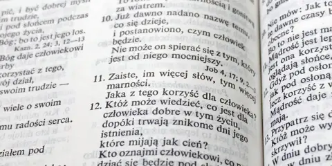 Fragment z księgi Koheleta, ukazujący tekst biblijny. Wersy mówią o mądrości i przemijaniu.