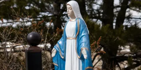 Figurka Matki Boskiej w błękitnym płaszczu, z białą chustą na głowie. 8 grudnia święto, czas zadumy i refleksji.
