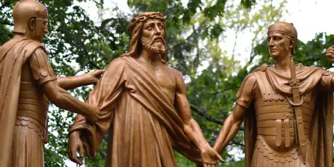 Rzeźba Jezusa w koronie cierniowej, prowadzona przez dwóch rzymskich żołnierzy. Jak mówi psalm 46, 5: "Bóg jest pośród niej, nie będzie poruszona".
