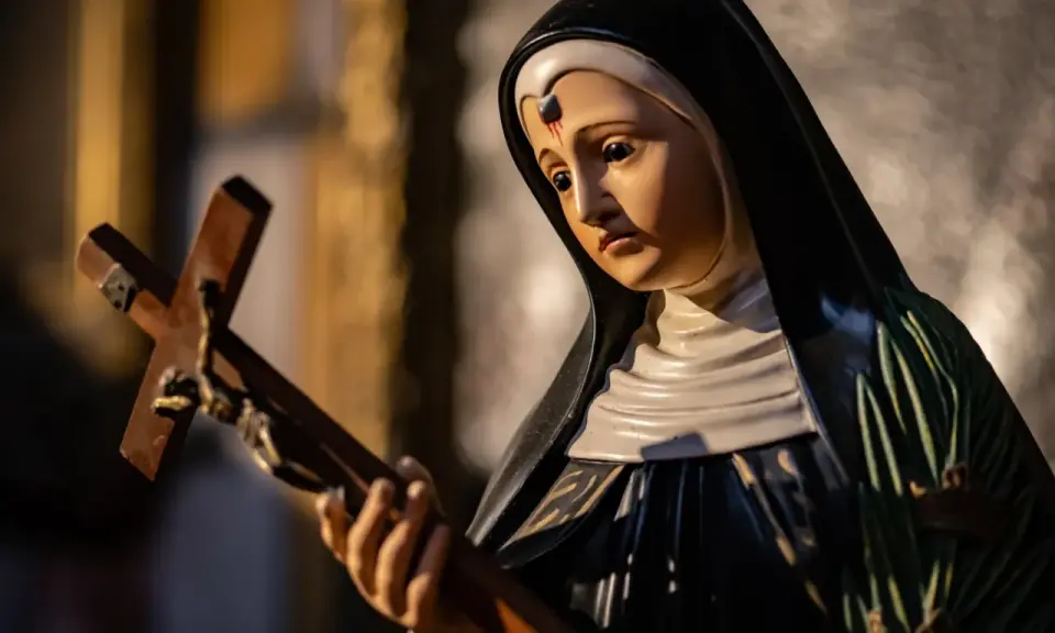 Figurka św. Rity z cierniem na czole i krzyżem w dłoni, symbolizująca jej cierpienie i wiarę.