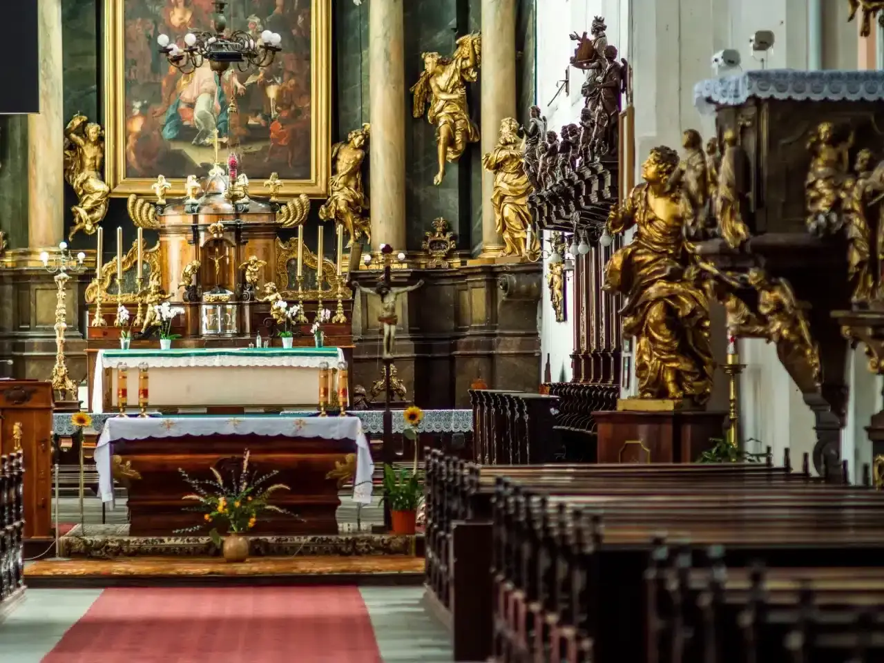 Złote rzeźby i ołtarz w kościele, gdzie wierni składają modlitwę o cud.