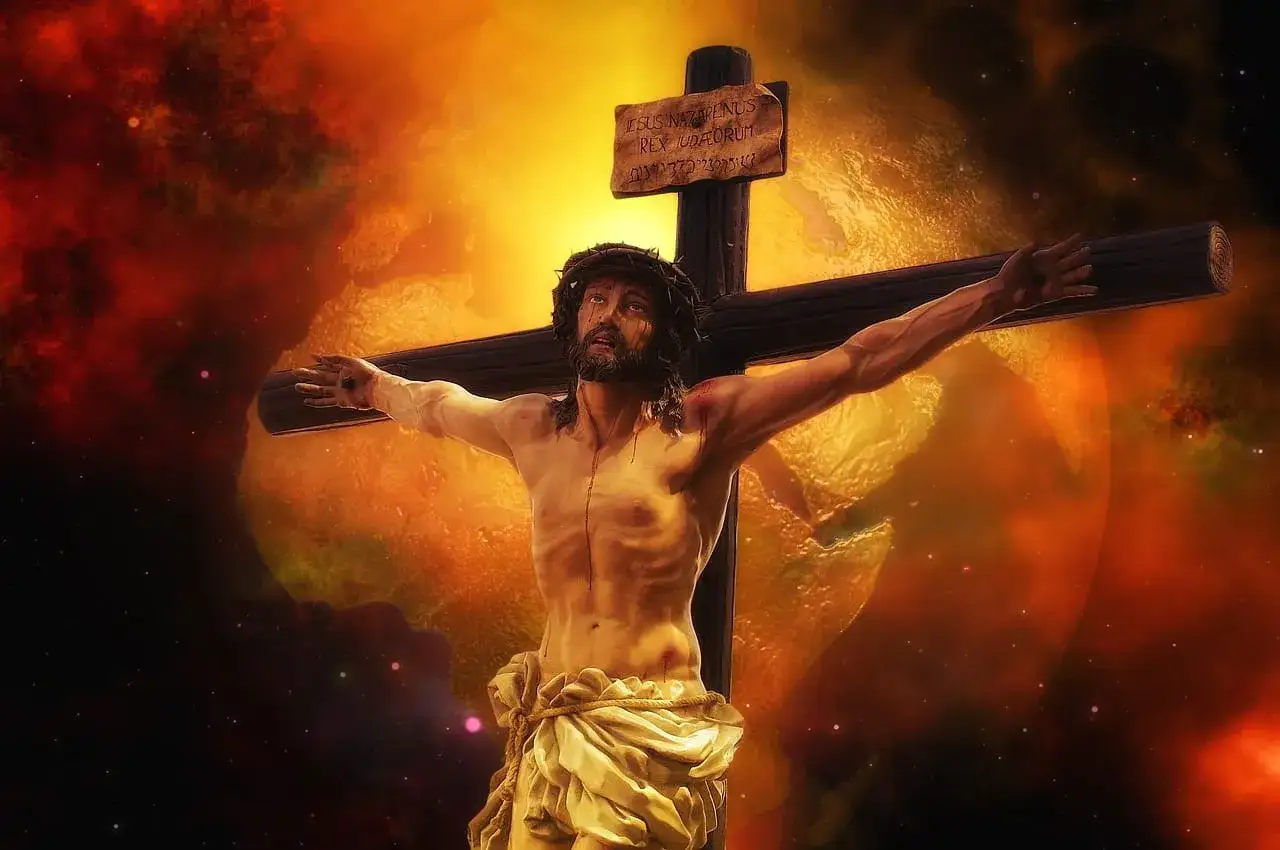 Chrystus na krzyżu, w koronie cierniowej, z tabliczką INRI. Tło kosmiczne, pełne ognistych mgławic, nawiązuje do psalm 21.