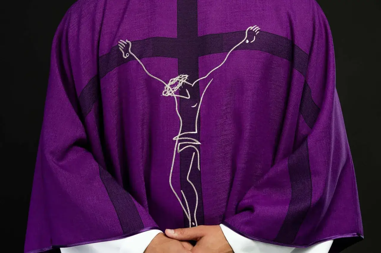 Fioletowa szata liturgiczna z haftowanym krzyżem i postacią Chrystusa. Idealna do śpiewania pieśni wielkopostne tekst.