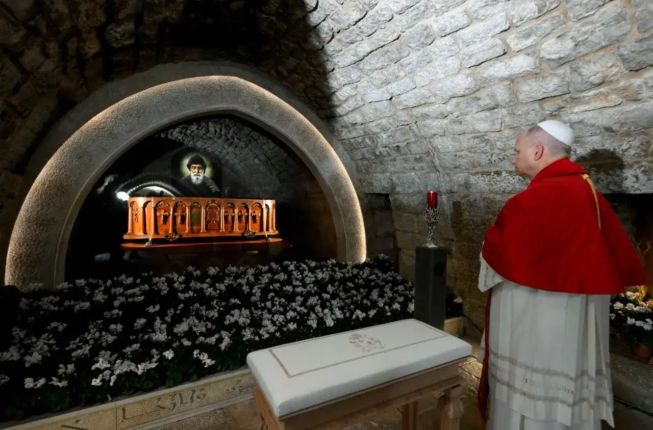 Papież Franciszek w grobowcu świętego Szarbel, gdzie wierni doświadczają cudów.