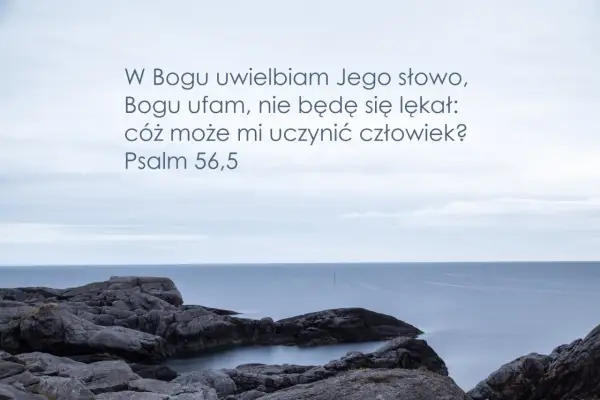 Kamieniste wybrzeże i spokojne morze. Tekst: "W Bogu uwielbiam Jego słowo, Bogu ufam, nie będę się lękał: cóż może mi uczynić człowiek? Psalm 56,5".
