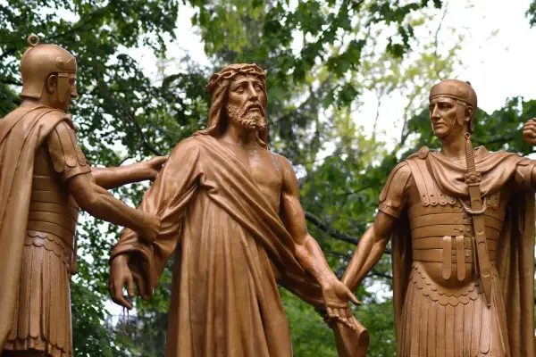 Rzeźba Jezusa w koronie cierniowej, prowadzona przez dwóch rzymskich żołnierzy. Jak mówi psalm 46, 5: "Bóg jest pośród niej, nie będzie poruszona".