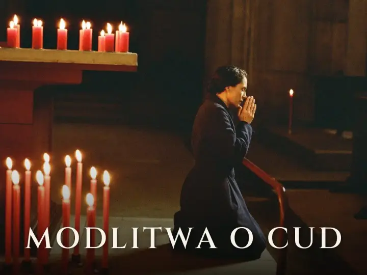 Kobieta klęczy w kościele, dłonie złożone do modlitwy. Płoną świece, tworząc atmosferę nadziei i modlitwy o cud.