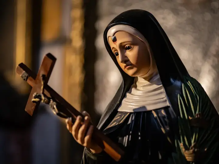 Figurka św. Rity z cierniem na czole i krzyżem w dłoni, symbolizująca jej cierpienie i wiarę.
