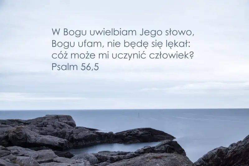 Kamieniste wybrzeże i spokojne morze. Tekst: "W Bogu uwielbiam Jego słowo, Bogu ufam, nie będę się lękał: cóż może mi uczynić człowiek? Psalm 56,5".