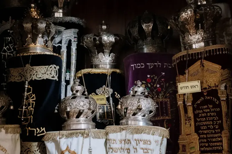 Srebrne korony i ozdobne zwoje Tory, przypominające o królewskiej chwale i mądrości z Psalmu 21.